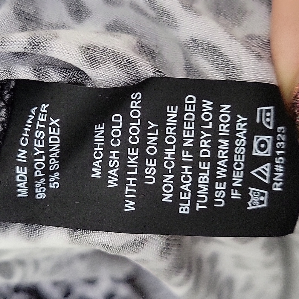 VINCE CAMUTO Ruched Top - Picture 3 of 4
